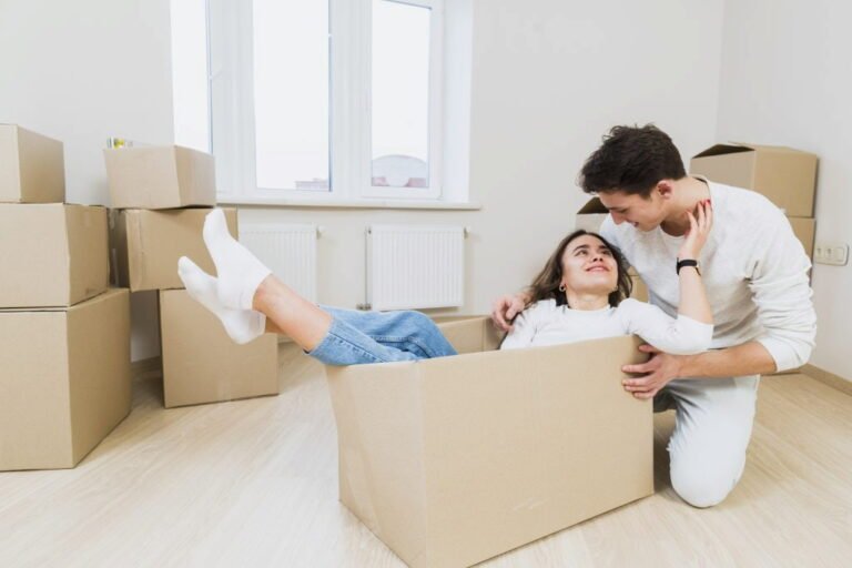 Un homme et une femme emménagent dans une nouvelle maison.