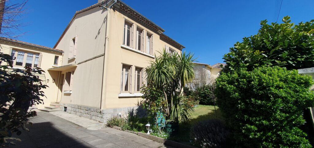 EXCLUSIVITE!! Maison avec 2 appartements + 2 pièces sur 500m² de terrain clos