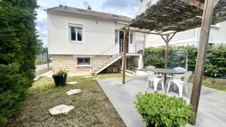 Maison individuelle sans travaux sur sous-sol et jardin