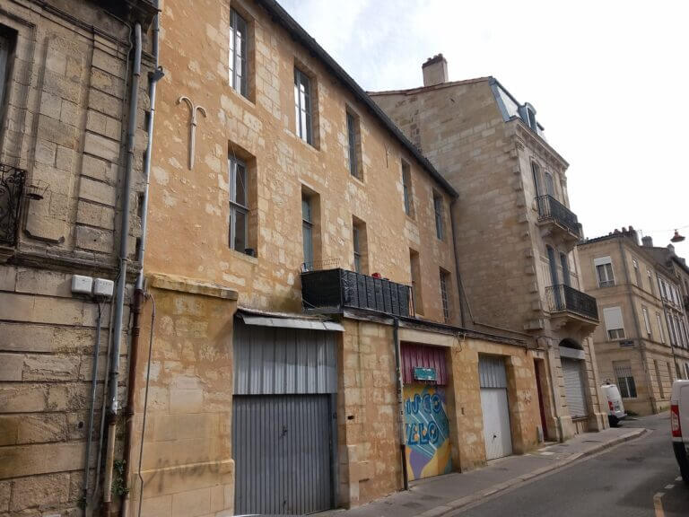 T3 Bordeaux Centre de 41 mètres carrés avec petit balcon à rafraîchir