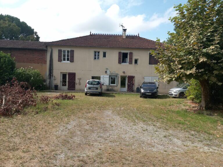 Maison de maitre avec dépendances sur grand terrain